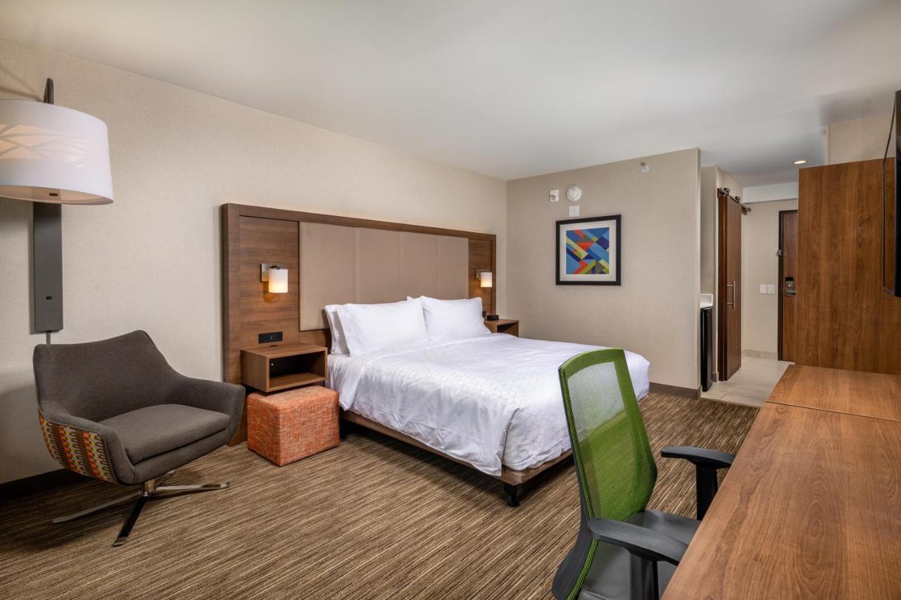 Holiday Inn Express & Suites Chatsworth By Ihg Los Angeles Exterior photo